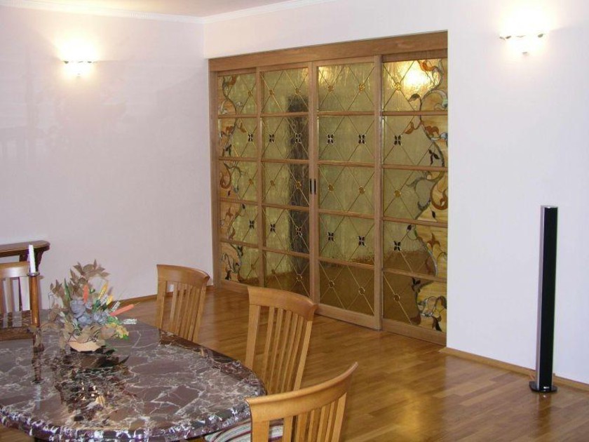 Перегородка для гостиной с цветным стеклом и декоративными вставками Усть-Илимск