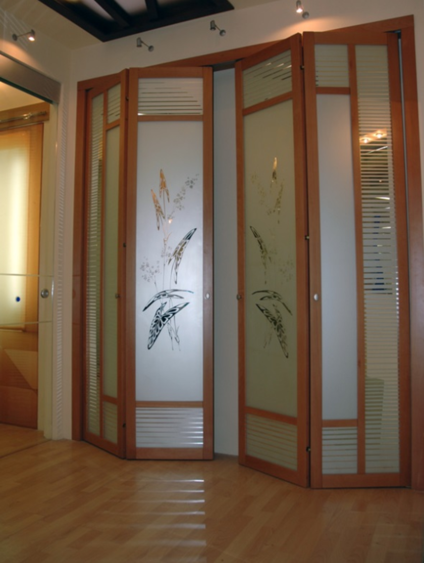 Широкие двери гармошка с матовым стеклом и рисунком Усть-Илимск